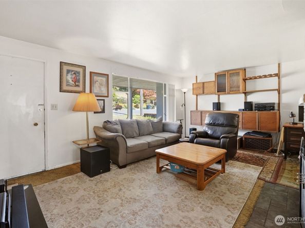 1305 N 171st Street, Shoreline WA 98133