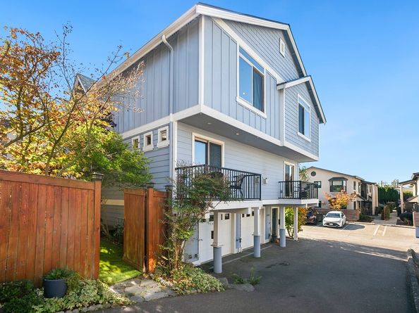 3043 59th Avenue SW B, Seattle WA 98116