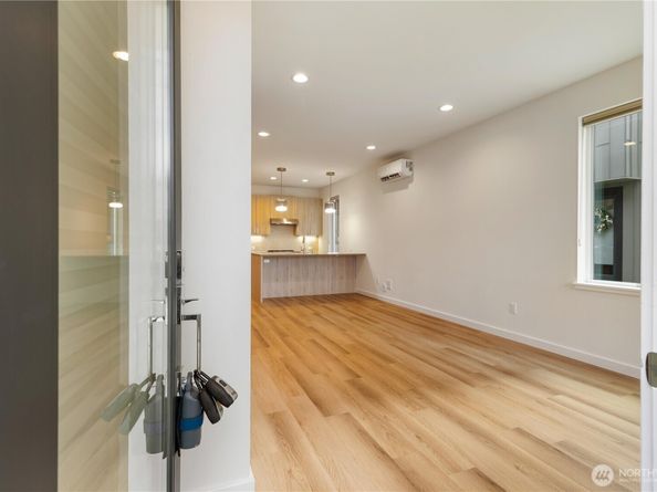 115 N 105th Street B, Seattle WA 98133