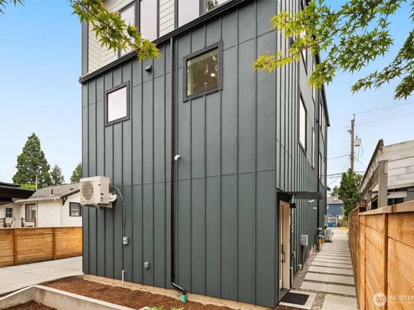 9215 12th Avenue NE B, Seattle WA 98115