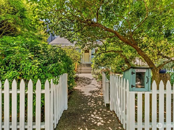 2763 59th Avenue SW, Seattle WA 98116