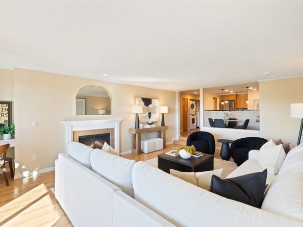 2221 Gilman Drive W 104, Seattle WA 98119