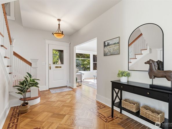 5246 12th Avenue NE, Seattle WA 98105