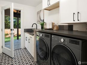 1023 109th Avenue SE, Bellevue WA 98004