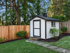 1023 109th Avenue SE, Bellevue WA 98004