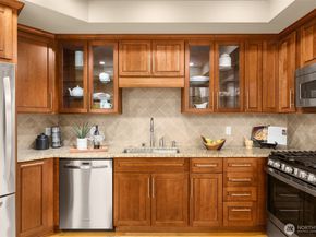 7700 E Green Lake Drive N D13, Seattle WA 98103