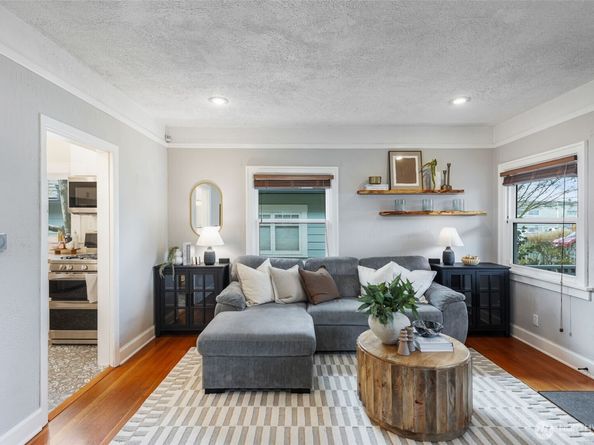 335 N 104th Street, Seattle WA 98133