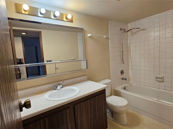 4737 W Lake Sammamish Pkwy SE A208, Issaquah WA 98027