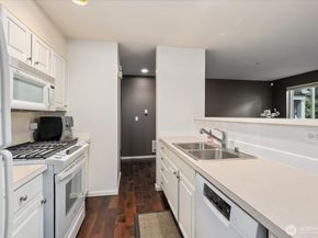 5589 Lakemont Boulevard SE 1702, Bellevue WA 98006