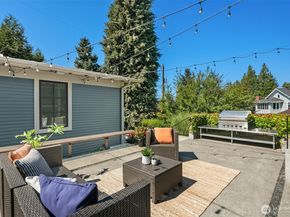 2561 10th Avenue W, Seattle WA 98119