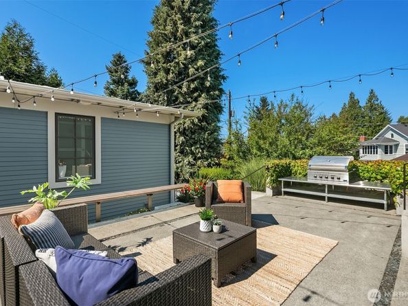 2561 10th Avenue W, Seattle WA 98119