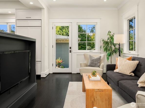 2561 10th Avenue W, Seattle WA 98119
