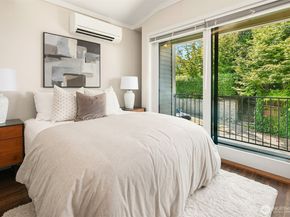2561 10th Avenue W, Seattle WA 98119