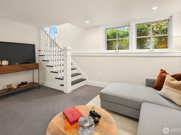 2561 10th Avenue W, Seattle WA 98119