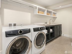 2561 10th Avenue W, Seattle WA 98119