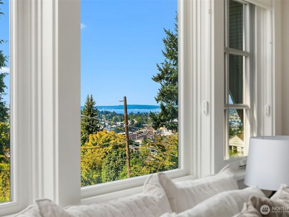 2561 10th Avenue W, Seattle WA 98119