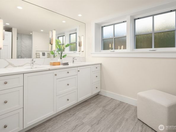 2561 10th Avenue W, Seattle WA 98119