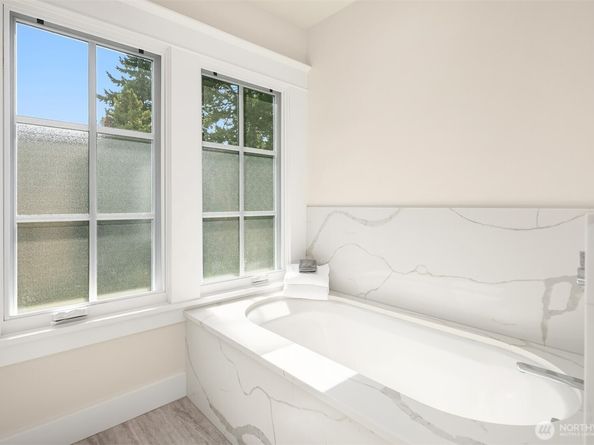 2561 10th Avenue W, Seattle WA 98119