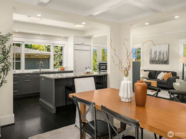 2561 10th Avenue W, Seattle WA 98119