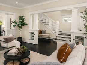 2561 10th Avenue W, Seattle WA 98119