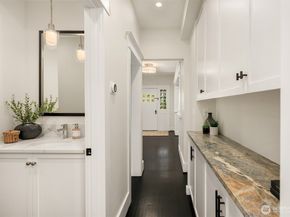 2561 10th Avenue W, Seattle WA 98119