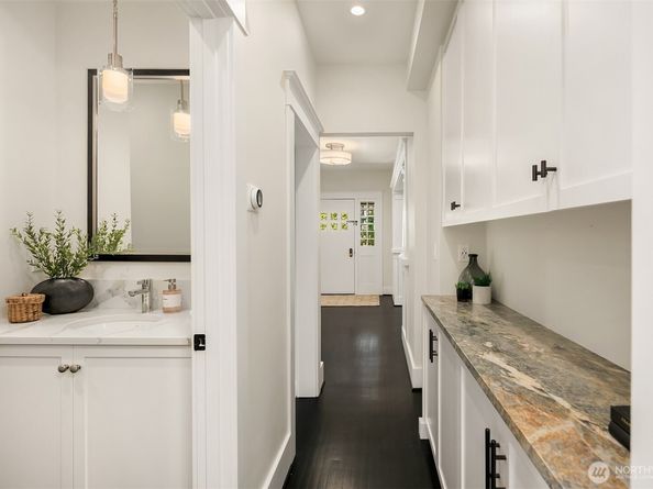 2561 10th Avenue W, Seattle WA 98119