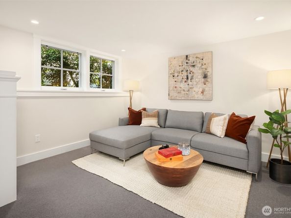 2561 10th Avenue W, Seattle WA 98119