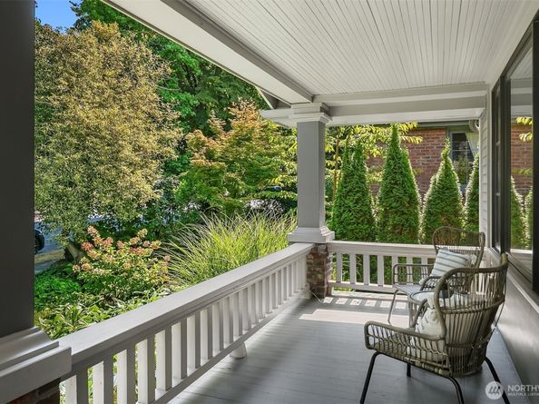 2561 10th Avenue W, Seattle WA 98119