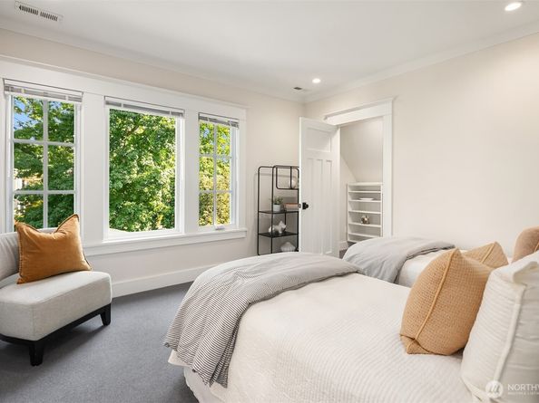 2561 10th Avenue W, Seattle WA 98119
