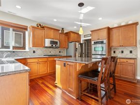 762 Ilwaco Place NE, Renton WA 98059