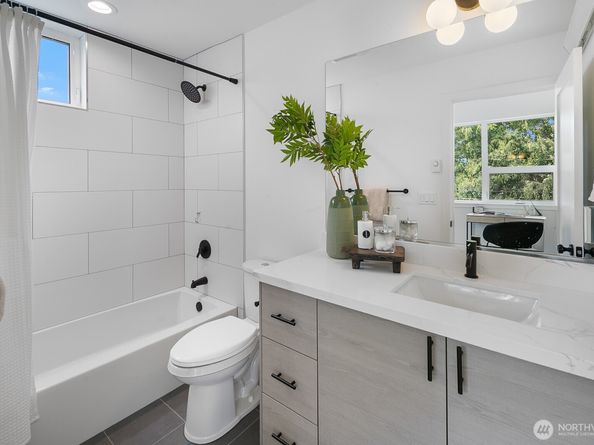 2927 39th Avenue SW, Seattle WA 98116