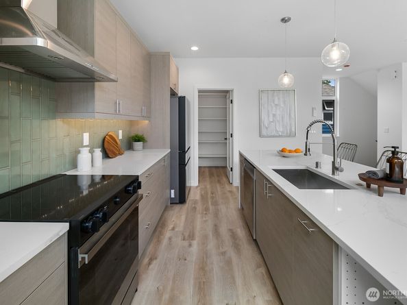 2927 39th Avenue SW, Seattle WA 98116