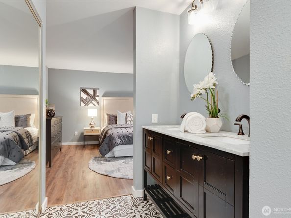 9715 NE Juanita Drive 206B, Kirkland WA 98034