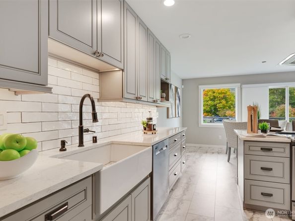 9715 NE Juanita Drive 206B, Kirkland WA 98034