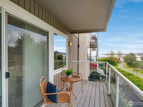 9715 NE Juanita Drive 206B, Kirkland WA 98034