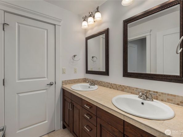 10407 NE 17th Street, Bellevue WA 98004