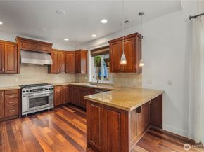 10407 NE 17th Street, Bellevue WA 98004