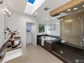 526 14th Avenue W, Kirkland WA 98033