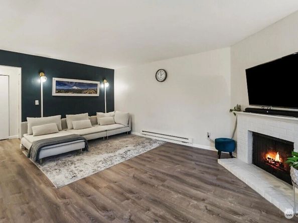 10424 NE 32nd Place C204, Bellevue WA 98004