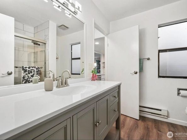 10424 NE 32nd Place C204, Bellevue WA 98004
