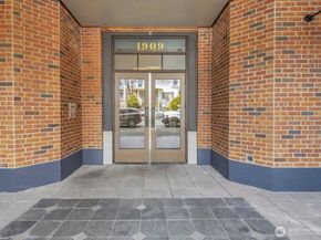 1909 10th Avenue W 301, Seattle WA 98119