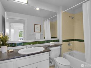 1909 10th Avenue W 301, Seattle WA 98119