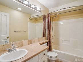 12034 15th Avenue NE 204, Seattle WA 98125