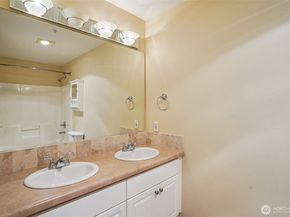 12034 15th Avenue NE 204, Seattle WA 98125