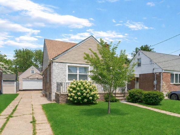 35 79th Avenue, New Hyde Park NY 11040