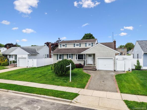 22 Scholl Drive, Farmingdale NY 11735