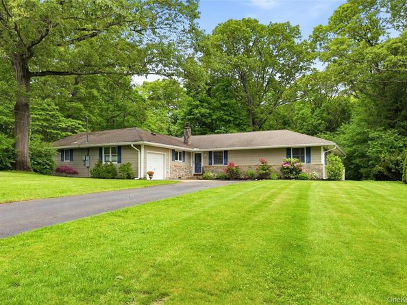 25 Edcris Lane, Huntington NY 11743