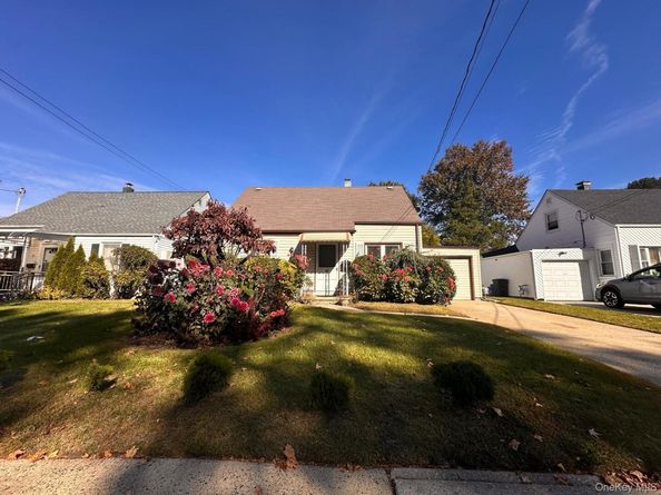 31 Brookfield Rd, Valley Stream NY 11581