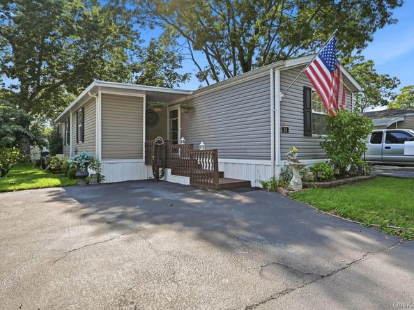 37 Hubbard Avenue 84, Riverhead NY 11901