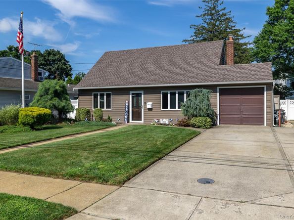 2100 North Drive, Seaford NY 11783